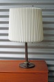 Bordlampe med 
bronzefod og Le 
Klint skærm.
H. lampe 59 
cm. H. skærm 31 
cm.
Ø. lampe 16,5 
cm. ...