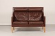 Børge Mogensen 
(1914-1972)
Høj sofa model 
2432 med egeben
betrukket med 
chokolade brunt 
 ...