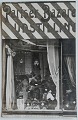 Fotopostkort: 
Butiksfacade 
Pariser Bazare 
Udstilling. 
Annulleret 
ODENSE i 1914. 
I god stand.