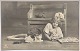 Foto postkort: 
Pige med tre 
katte og 
postkortalbum i 
1913. I god 
stand.