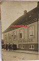 Fotopostkort: 
Motiv fra J. 
Hülsens 
vinkælder, 
Nykøbing 
Falster. 
Annulleret 
omkring 1910. 
...