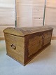 Kiste i malet 
massivt 
fyrretræ, fra 
år 1874.
Den har 
brugsspor.
Højde 62cm 
Bredde 140cm 
Dybde 61cm