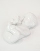 Denne 
porcelænsfigur 
af en pludrende 
baby i en hvid 
farve er et ømt 
og hjertevarmt 
kunstværk, ...