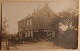 Ubrugt foto 
postkort: 
Hestevogne 
foran 
butiksfacade 
ca. 1910. 
Overflade 
brugsspor på 
for og ...