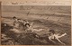 Postkort: 
Kvinder poserer 
i vandkanten. I 
god stand