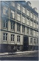 Ubrugt 
postkort: 
Butiksfacade I 
Fredericiagade 
16 i København. 
Carlsberg 
emaljeskilt 
reklamer på ...