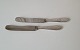 Empire 
frokostkniv i 
sølvplet og 
stål med bredt 
blad 
Længde 21 cm.
Fremstår med 
gravering - ...
