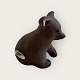 Hyllested 
keramik, 
Siddende bjørn, 
Med brune og 
hvide øre, 8cm 
høj, 8,5cm bred 
*pæn stand*