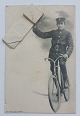 Postkort: Bud i 
uniform på 
cykel med 
telegram. 
Annulleret 
NÆSTVED i 1904. 
Mindre "hul" i 
...
