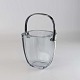 Isspand i klart 
lyseblåt glas 
med sølvhank
Fremstår med 
lettere 
brugsspor under 
bund og på ...