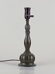 Just Andersen 
(1884-1943). 
Bordlampe af 
patineret 
diskometal.
Model D80.
1930erne.
I flot ...