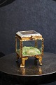 Antikt Fransk 
smykkeskrin i 
bronze og 
facetslebne 
glas og 
silkepude i 
bunden med en 
fin gammel ...