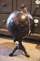 Dekorativ , 
antik globus i 
sort på 
jernfod.
Globussen har 
været brugt til 
undervisning i 
...