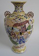 Satsuma vase, 
ca.1900. 
Polykrom 
dekoration i 
form af 
adelsmænd. Med 
to hanke som 
opgående sole. 
...