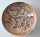 Satsuma 
tallerken, Meji 
perioden, 
Japan, 19. årh. 
Polykrom 
dekoreret med 
tre mænd og 
guld. ...
