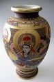 Satsuma vase, 
Japan, ca.1900. 
Polykrom 
dekoration med 
ældre mænd og 
kvinde; med 
guld. Fajance. 
...