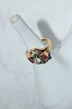 18 Karat guld 
ring, med stor 
zirkon og rød 
safir. 
Ringstørrelse 
53,5. Ø 17 mm. 
Stemplet 750.