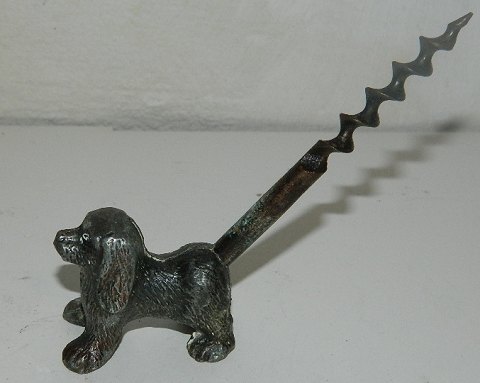 Figur af hund i metal som proptrækker