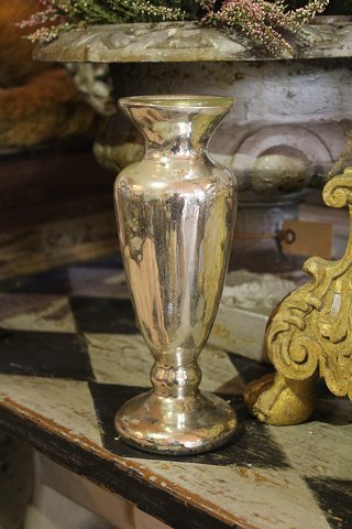 Antique vase in mercury glass with fine patina.
Height: 24cm.