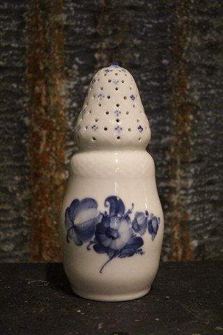 Gammel sukker strø i blå blomst porcelæn fra Royal Copenhagen.
Højde: 19cm.