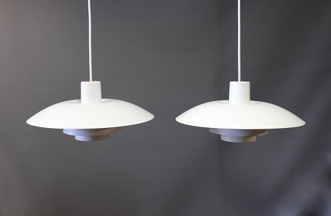 2 stk. Hvide PH4 lamper designet af Poul Henningsen og fremstillet hos Louis 
Poulsen.
5000m2 udstilling.
