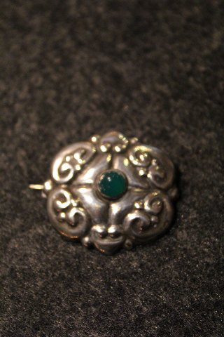 Old Art Nouveau brooch in silver with small green stone. Measure: 4x3,5cm.