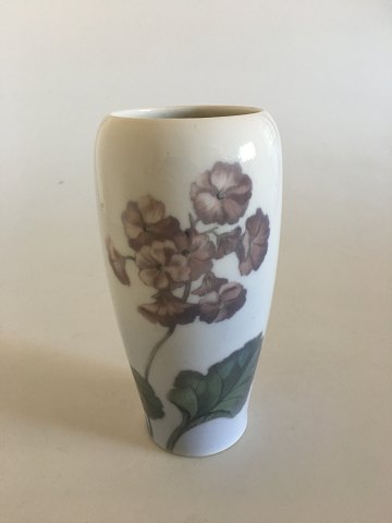 Royal Copenhagen Vase No 727/235 med Blomstermotiv