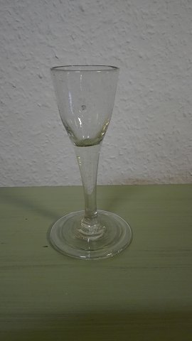 Dramglas på stor fod med omlagt rand