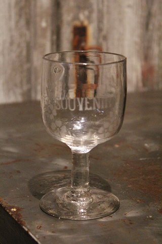 Gammelt Fransk souvenir vin glas med graveret skrift
"Souvenir"