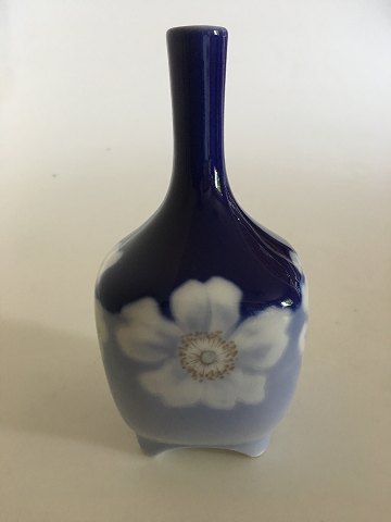 Royal Copenhagen Art Nouveau Vessel Vase No. 367/135 med Blomster dekoration