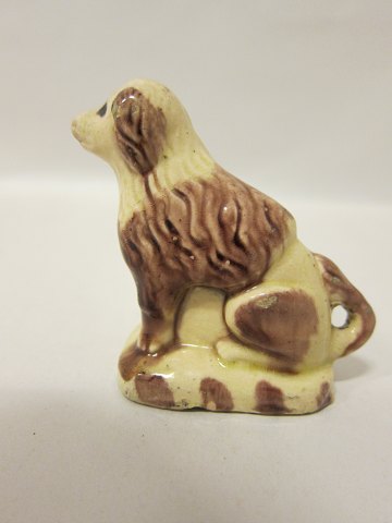 Lerhund, antik
Denne lerhund kan muligvis være en hund, som skulle have været lavet til 
sparebøsse
Bemærk: Der er en fejl på ryggen af hunden (se foto), som formentlig stammer 
fra fremstillingen