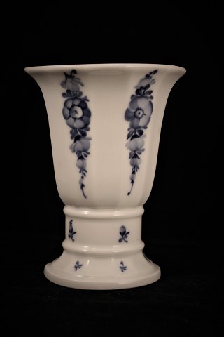 Vase i Blå Blomst fra Royal Copenhagen.
Dekorations nummer : 10/8601.