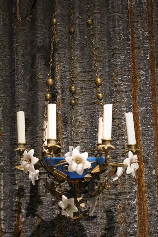 Gammel Fransk lysekrone i forgyldt jern , dekoreret med hvide opaline blomster...
