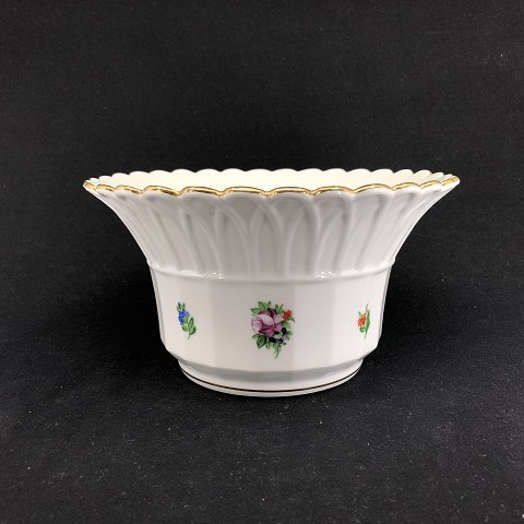 Royal Copenhagen bowl with spreader flowers