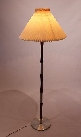 Tall floor lamp of aluminum and rosewood, of danish design from the 1960s.
5000m2 showroom.