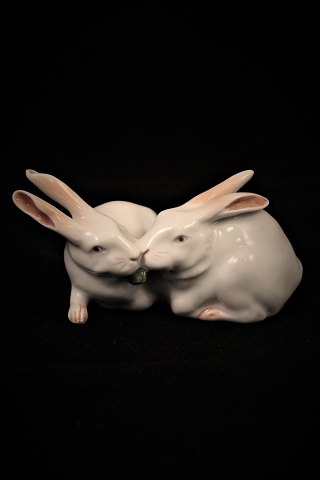 Royal Copenhagen porcelain figure of 2 small white rabbits.
H:5,5cm. 
L:11cm.