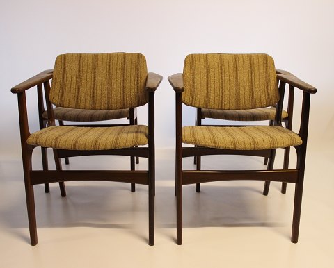 Et sæt af fire armstole i teak og polstret i stribet stof af Erik Buch fra 
1960erne.
5000m2 udstilling.
