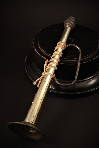 Dekorativ gammel "jule trompet" i "guld" belagt metal med fin patina. 
Længde:23cm.