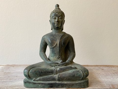 Asiatisk Buddha af bronze med fint ansigtsudtryk og patina