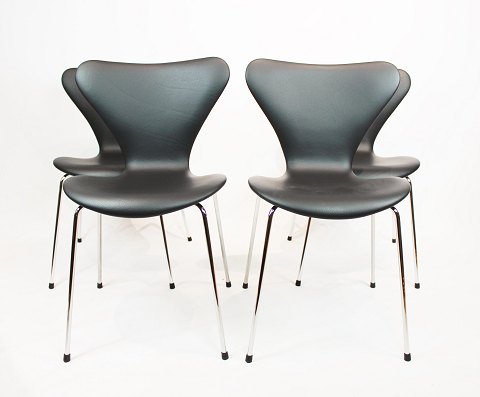 A set of 4 Seven Chairs - Model 3107 - Black Classic Leather - Arne Jacobsen - 
Fritz Hansen