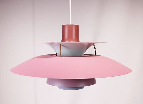 Rosa PH5 lampe designet af Poul Henningsen i 1958 og fremstillet af Louis 
Poulsen