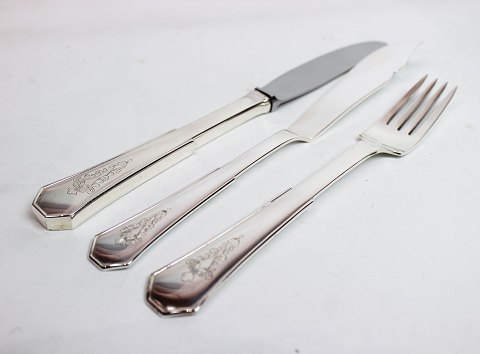 Middagskniv, fiskekniv og frokostgaffel i Arvesølv nr. 2 af Hans Hansen. 
5000m2 udstilling.