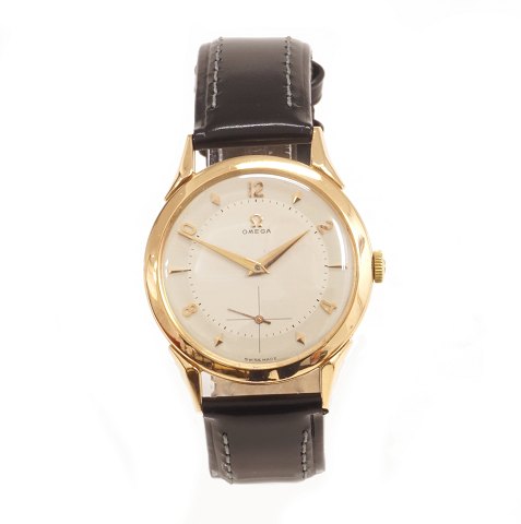 A 14kt gold Omega watch. Calibre 266. Circa 
1951-52. D: 34mm