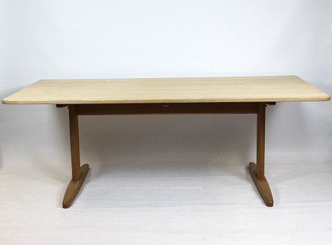 Shaker spisebord, model C18, i massiv sæbebehandlet eg designet af Børge 
Mogensen i 1947 og fremstillet i 1960erne.
5000m2 udstilling.
