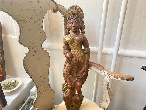 Antik asiatisk figur udskåret i træ med forgyldninger af kvinde, formentlig hindu gudinde, cirka 1900.