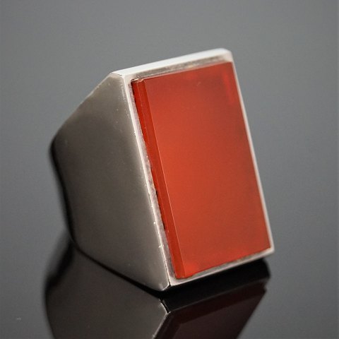 A ring of sterling silver set with a carnelian