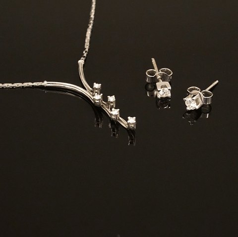 A Set of 14kt white gold necklace and earrings 
with diamonds. L necklace: 43cm