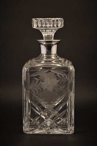 Fin , gammel firkantet whisky karaffel i glas med fin sølv kant. ( stemplet ) H:22cm.