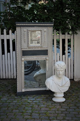 Fransk 1800 tals bemalet panelspejl i grå og sort farve med en rigtig fin patina , originalt spejlglas.H:137cm. B:73cm.