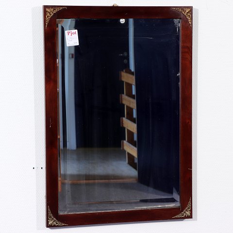 Spejl i ramme af mahogni
 - Kr. 450,-
